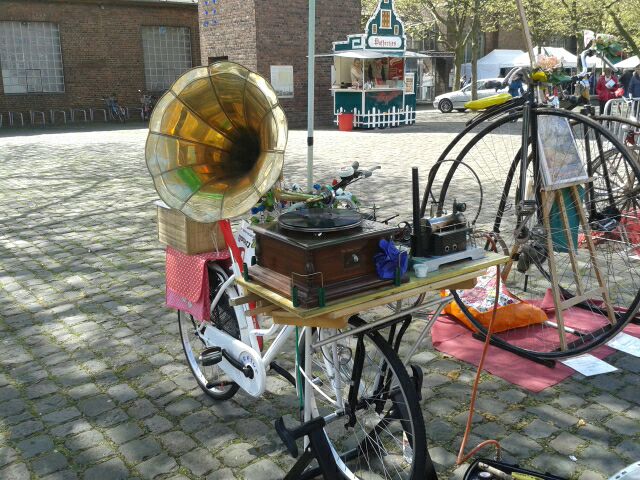 Fahrrad wei mit Dampfgrammophon